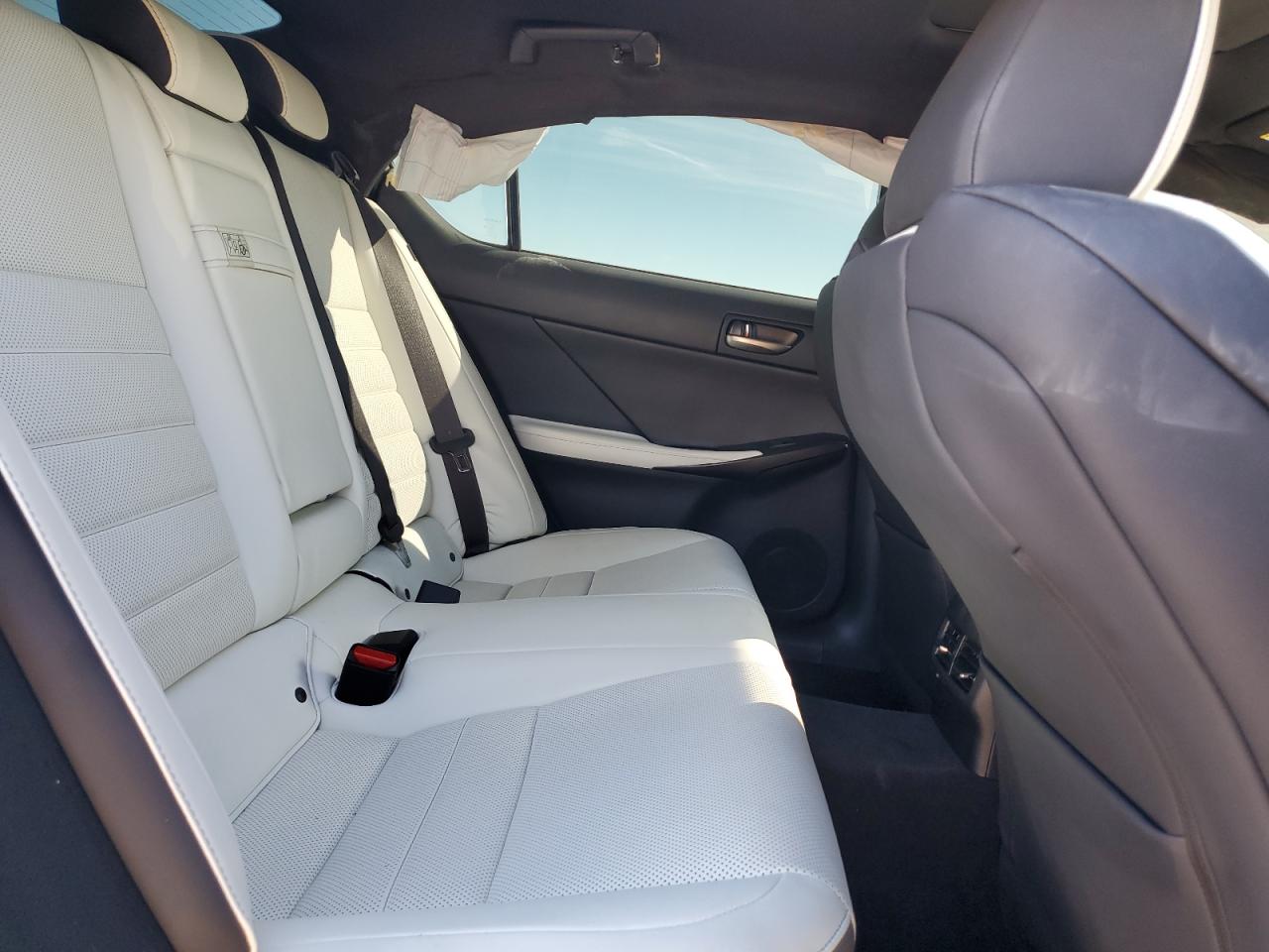 2022 Lexus IS - Image 11