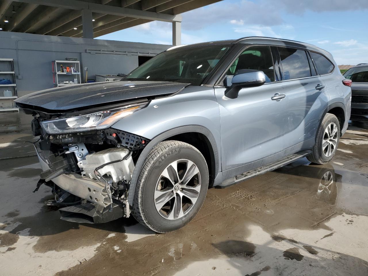 2020 Toyota Highlander - Image 1