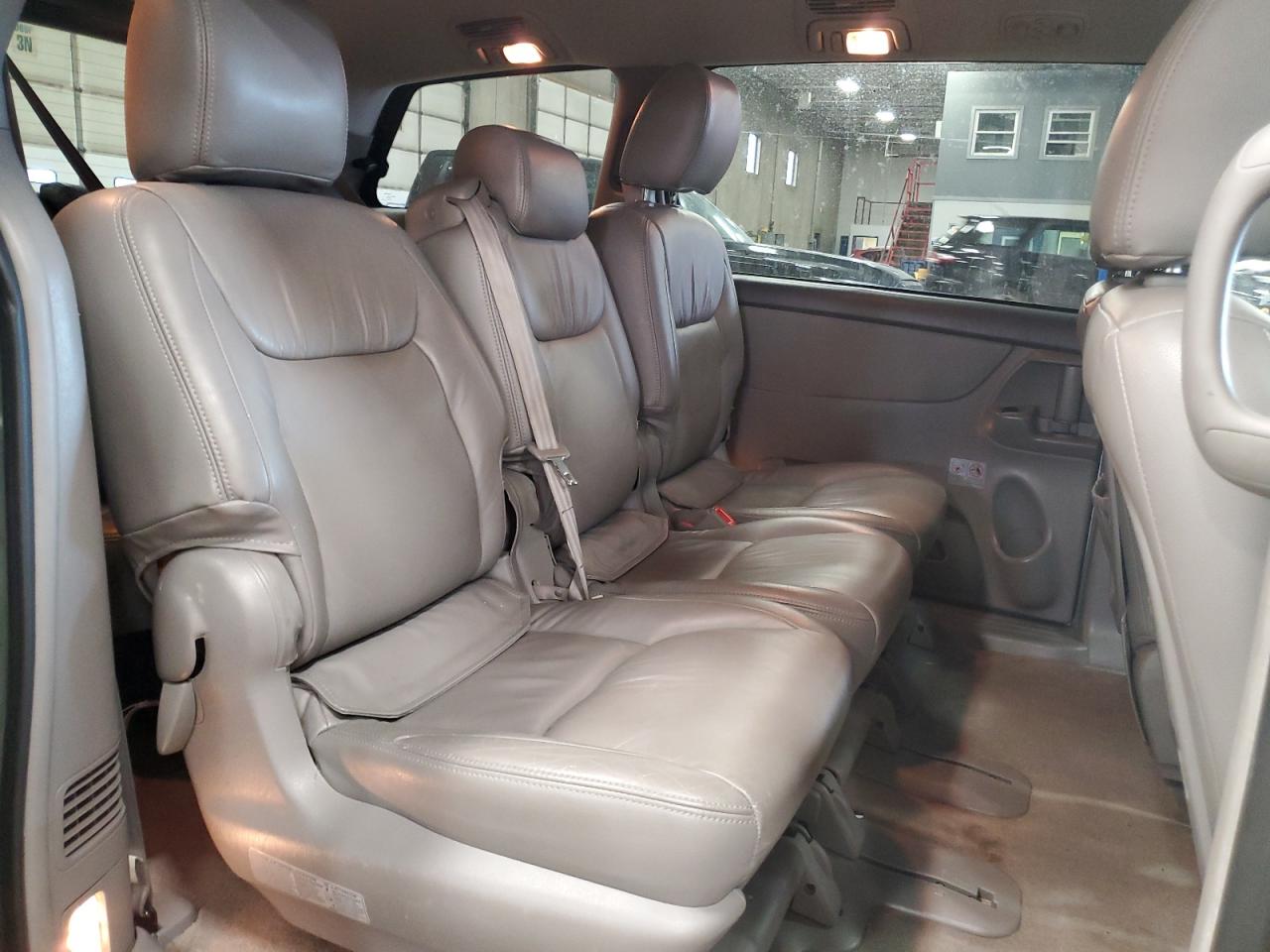 2010 Toyota Sienna - Image 11