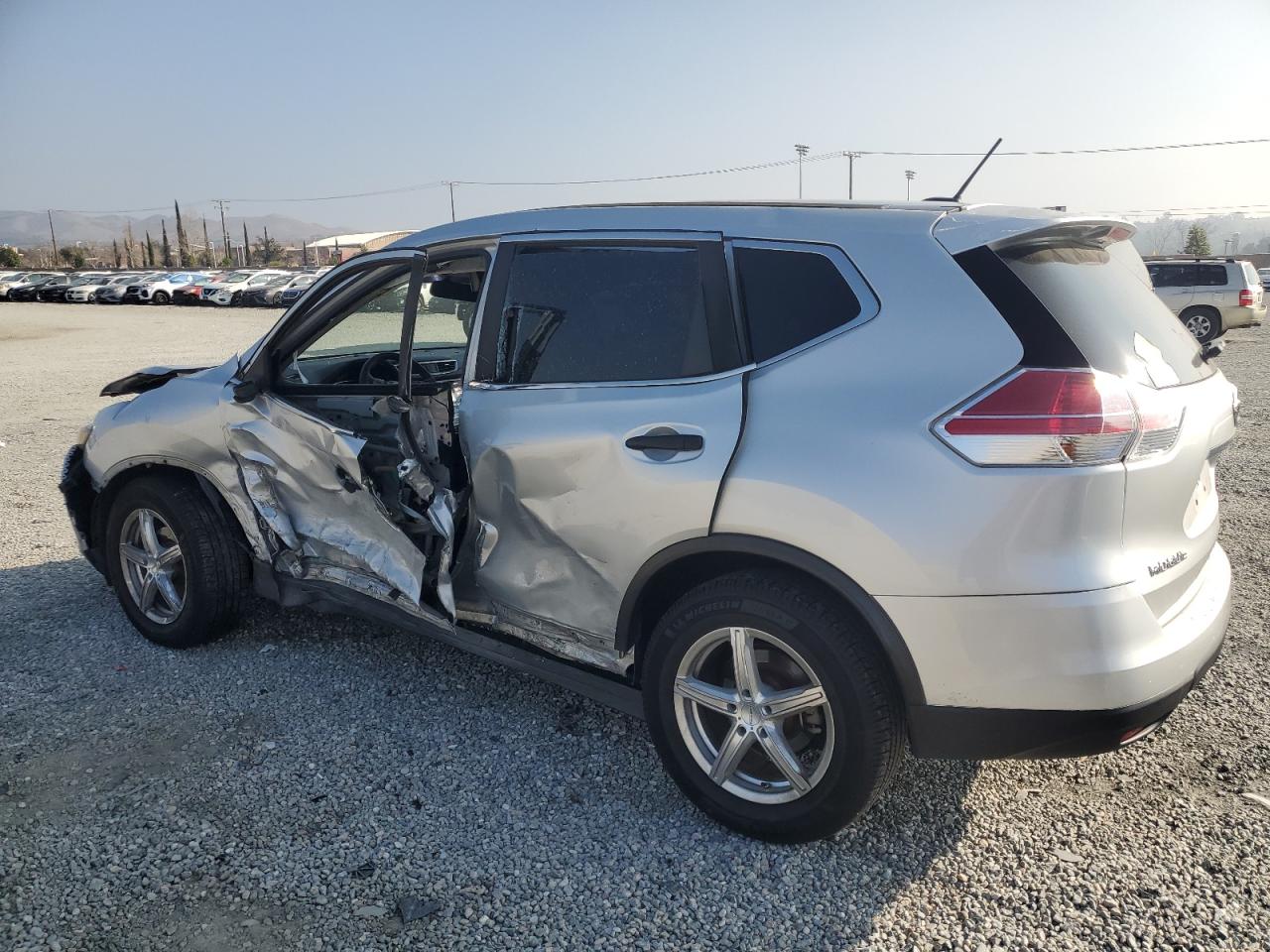 2016 Nissan Rogue - Image 2