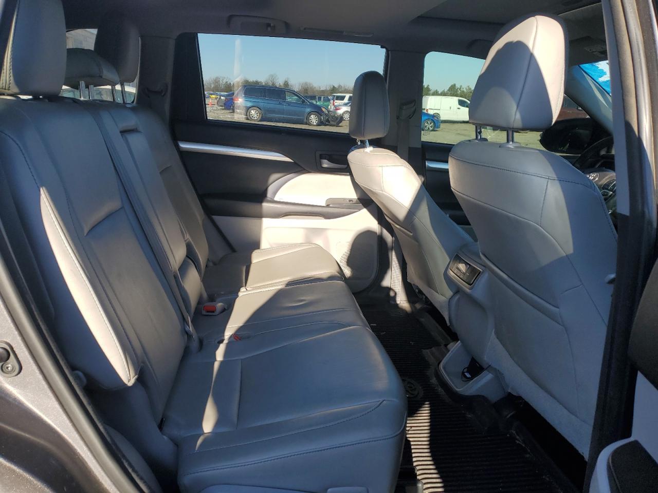 2018 Toyota Highlander - Image 11