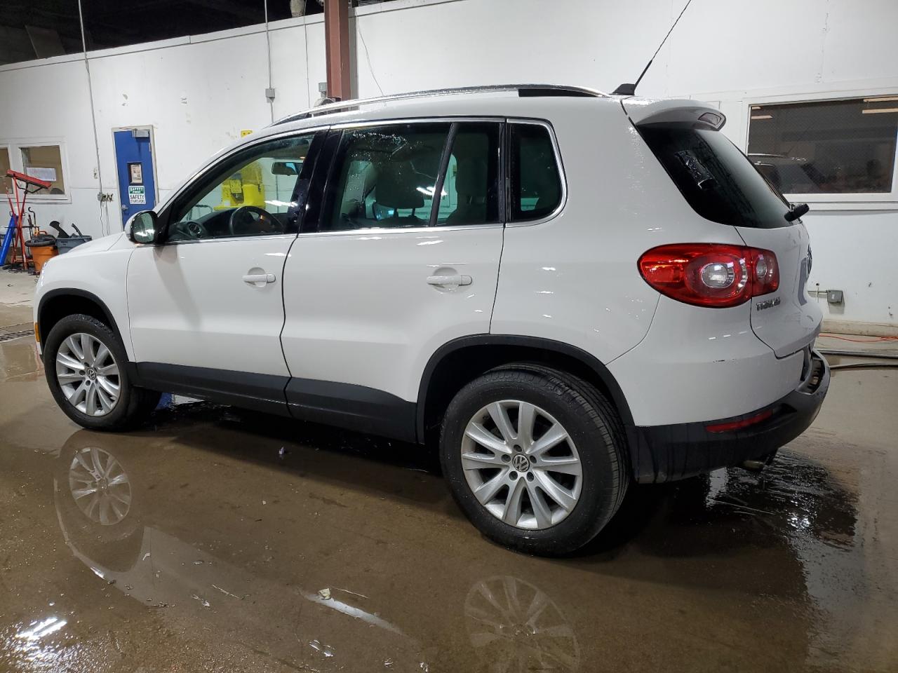 2010 Volkswagen Tiguan - Image 2