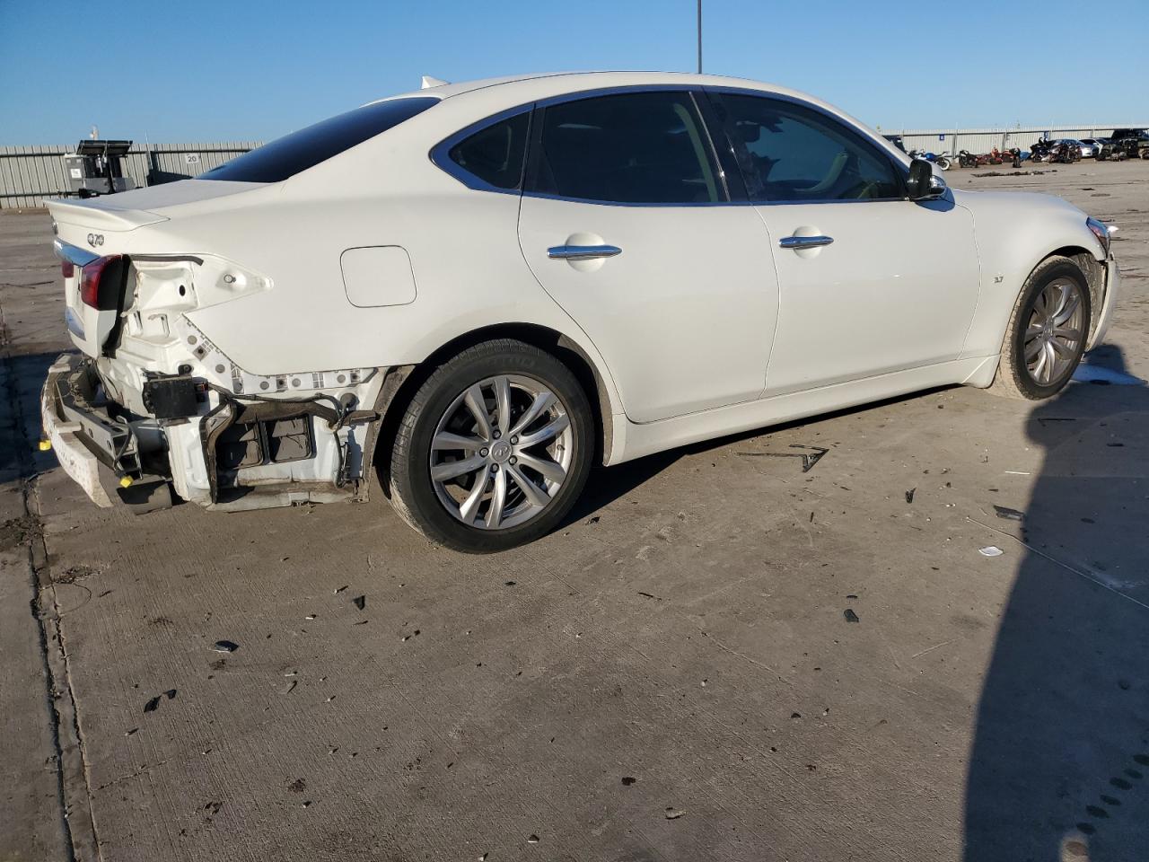 2017 Infiniti Q70 - Image 3