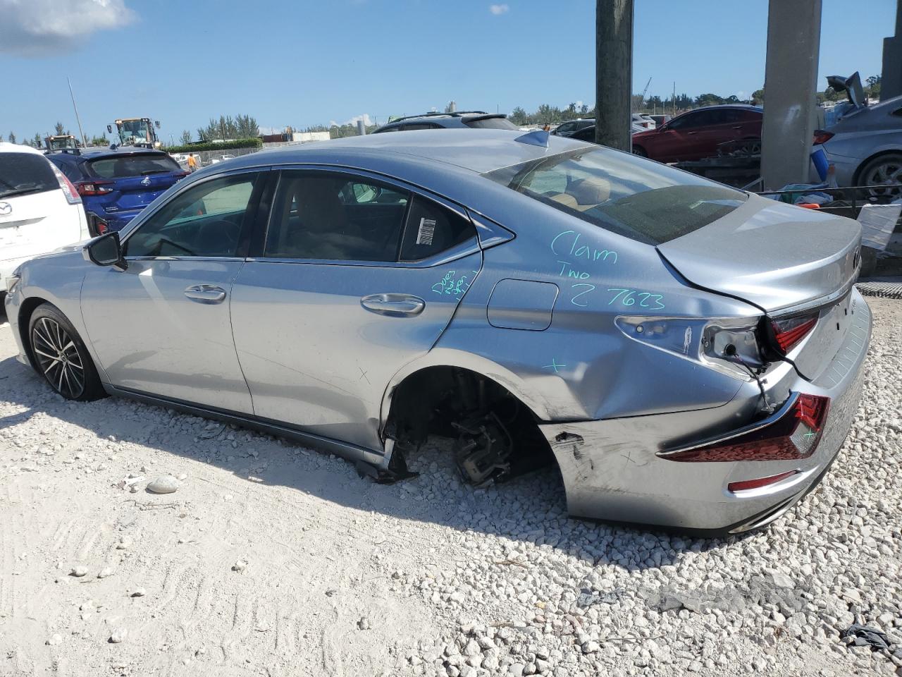 2022 Lexus ES - Image 2