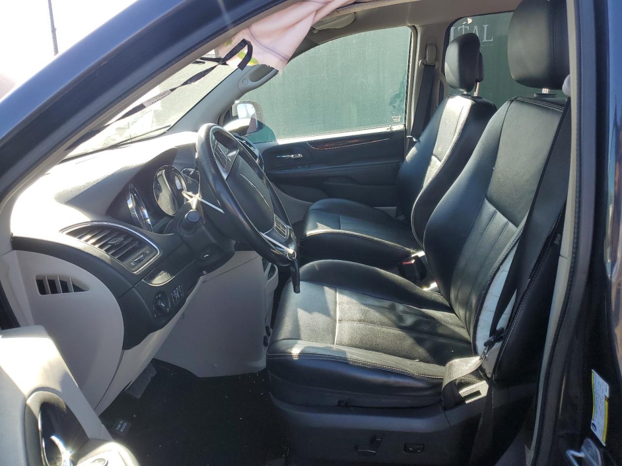 2013 Chrysler Town & Country - Image 7