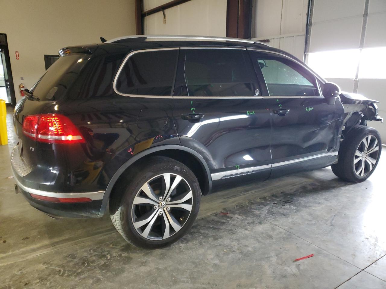 2017 Volkswagen Touareg - Image 3