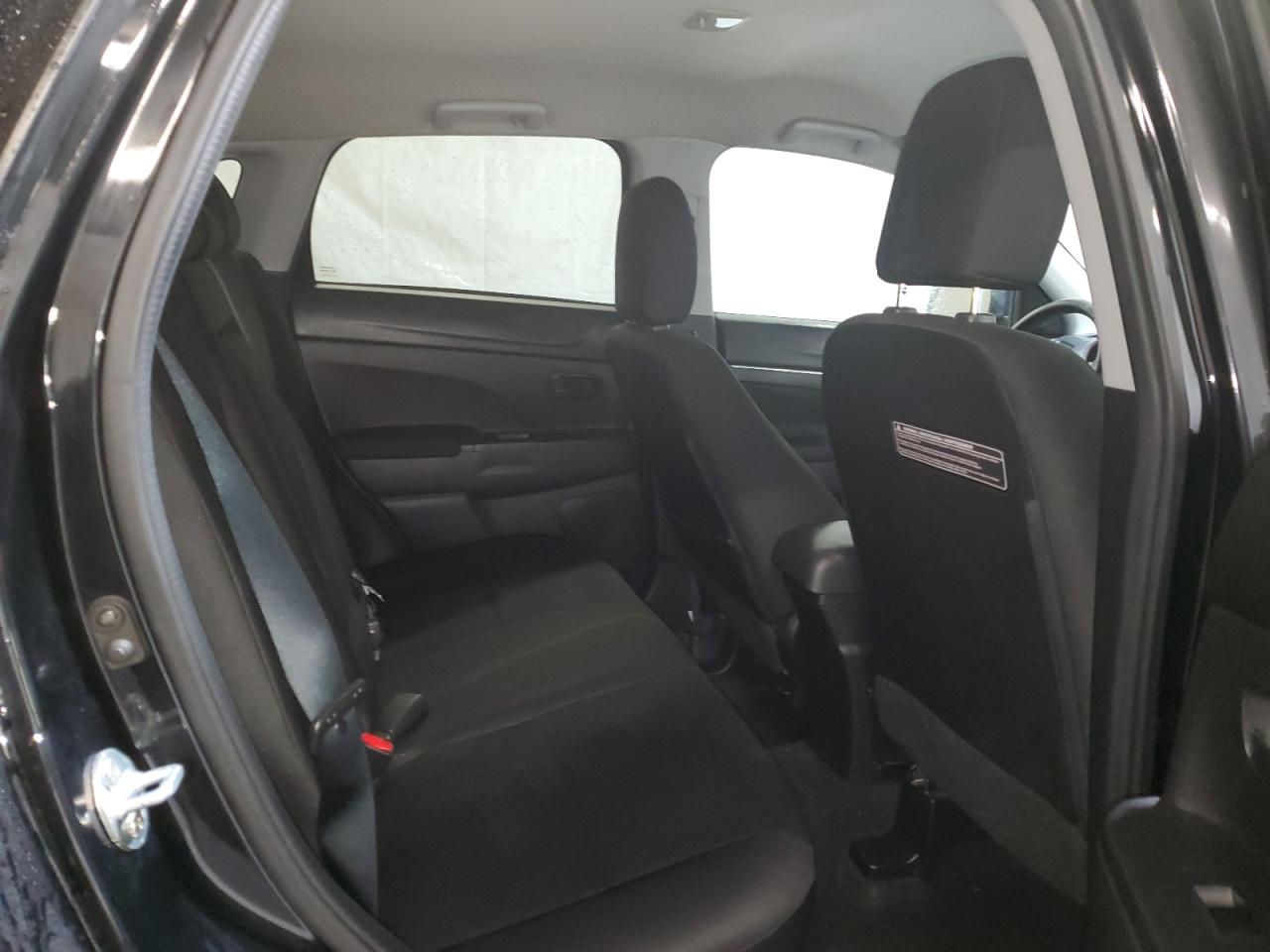 2015 Mitsubishi Outlander - Image 11