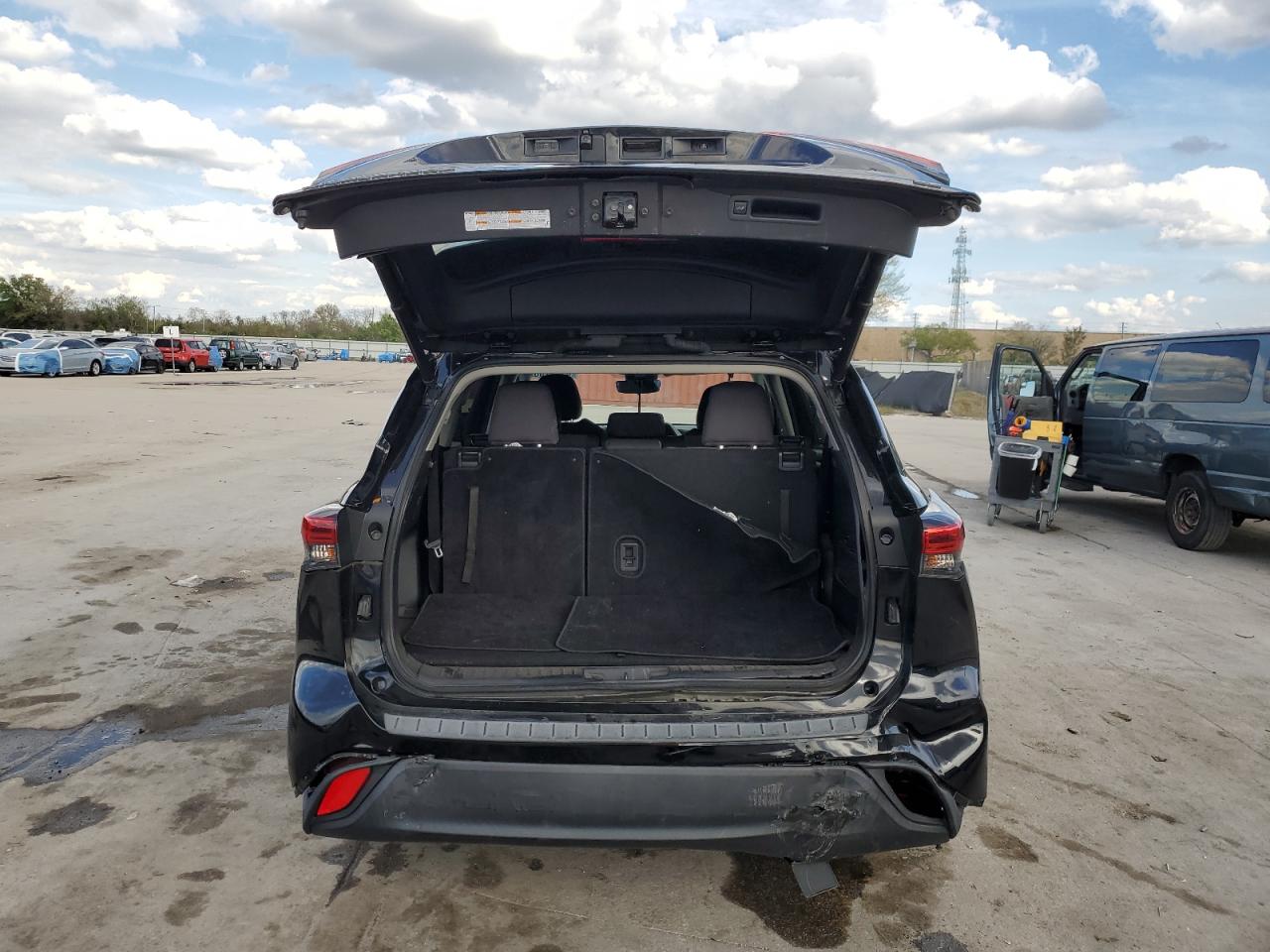 2022 Toyota Highlander - Image 6
