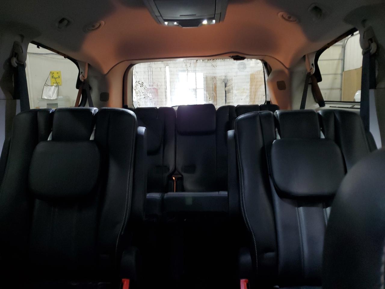 2015 Chrysler Town & Country - Image 10