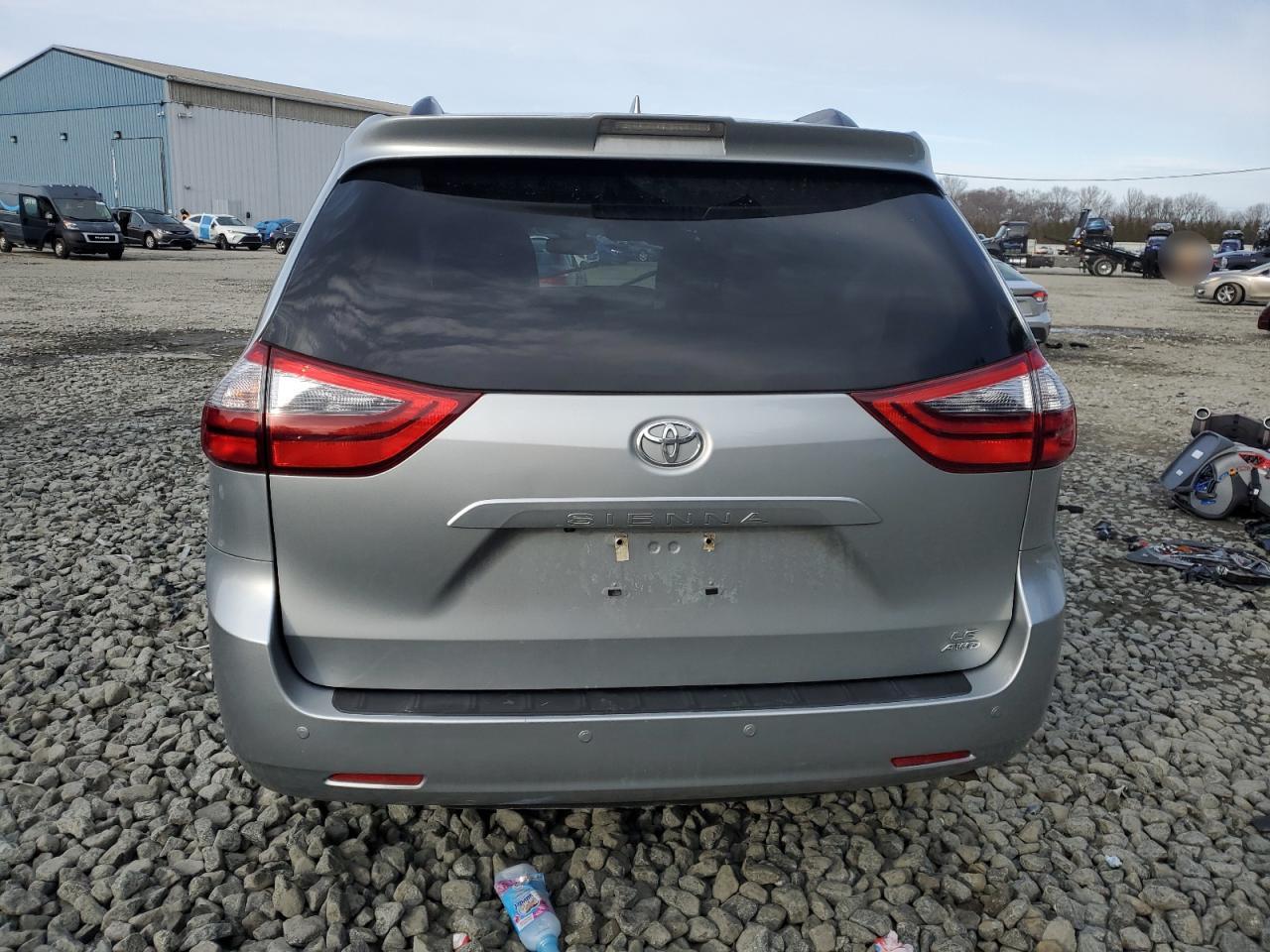 2020 Toyota Sienna - Image 6