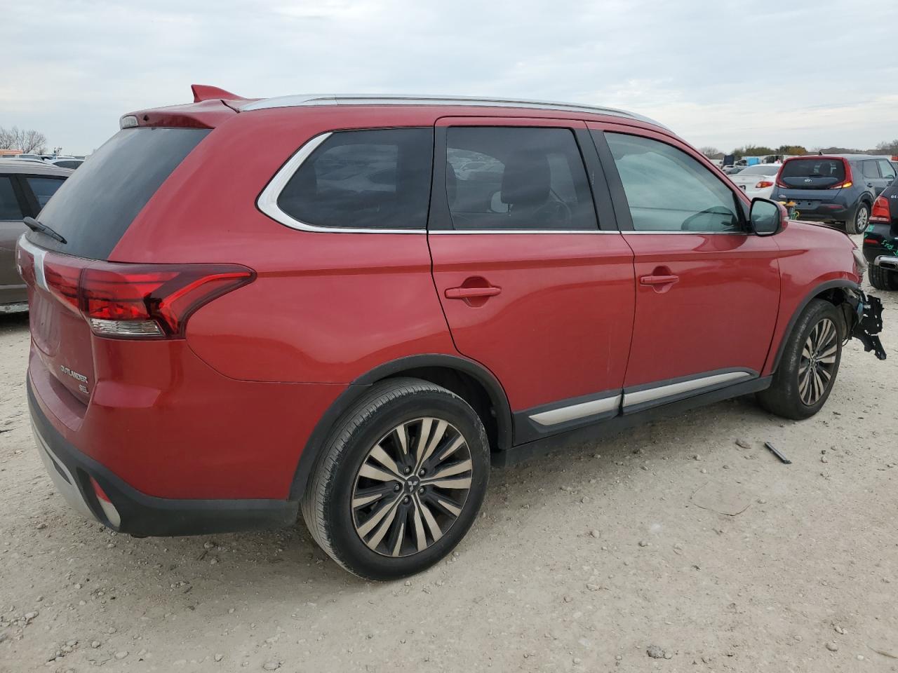 2019 Mitsubishi Outlander - Image 3