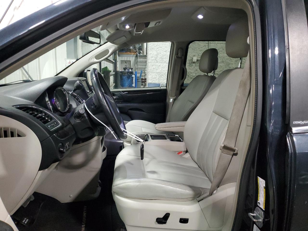 2013 Chrysler Town & Country - Image 7