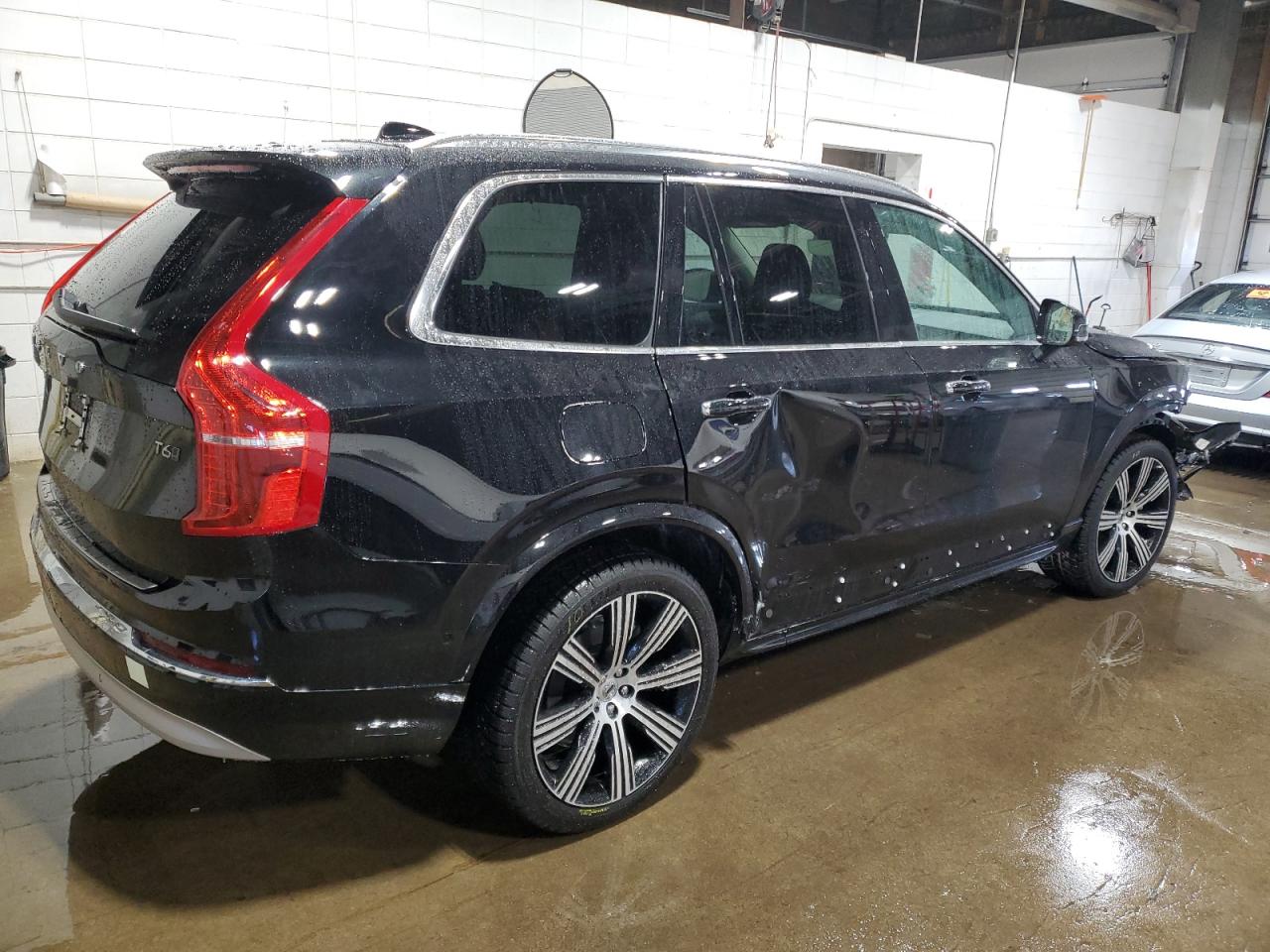 2022 Volvo XC90 - Image 3