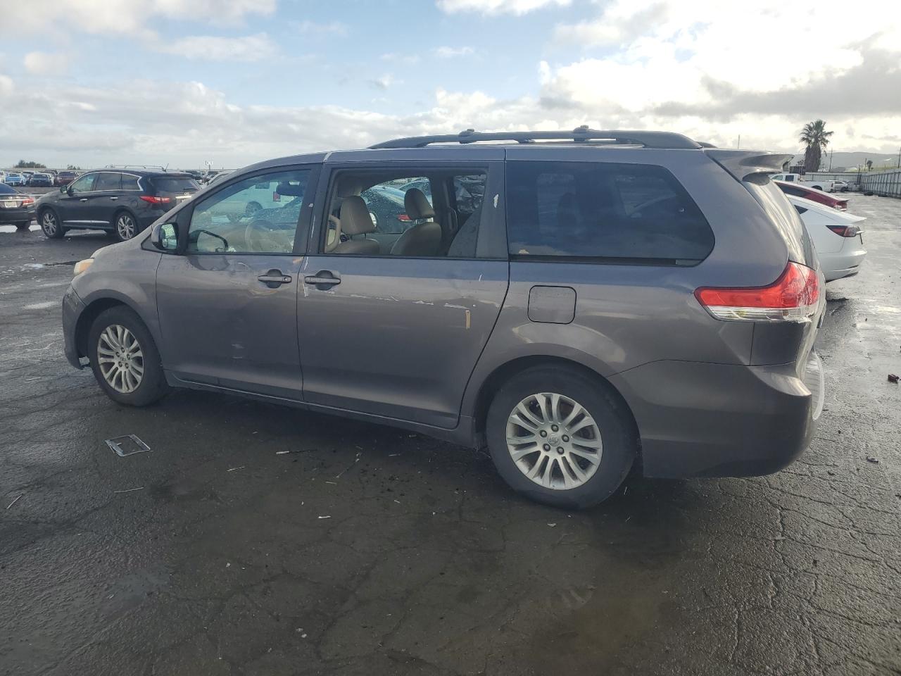 2011 Toyota Sienna - Image 2