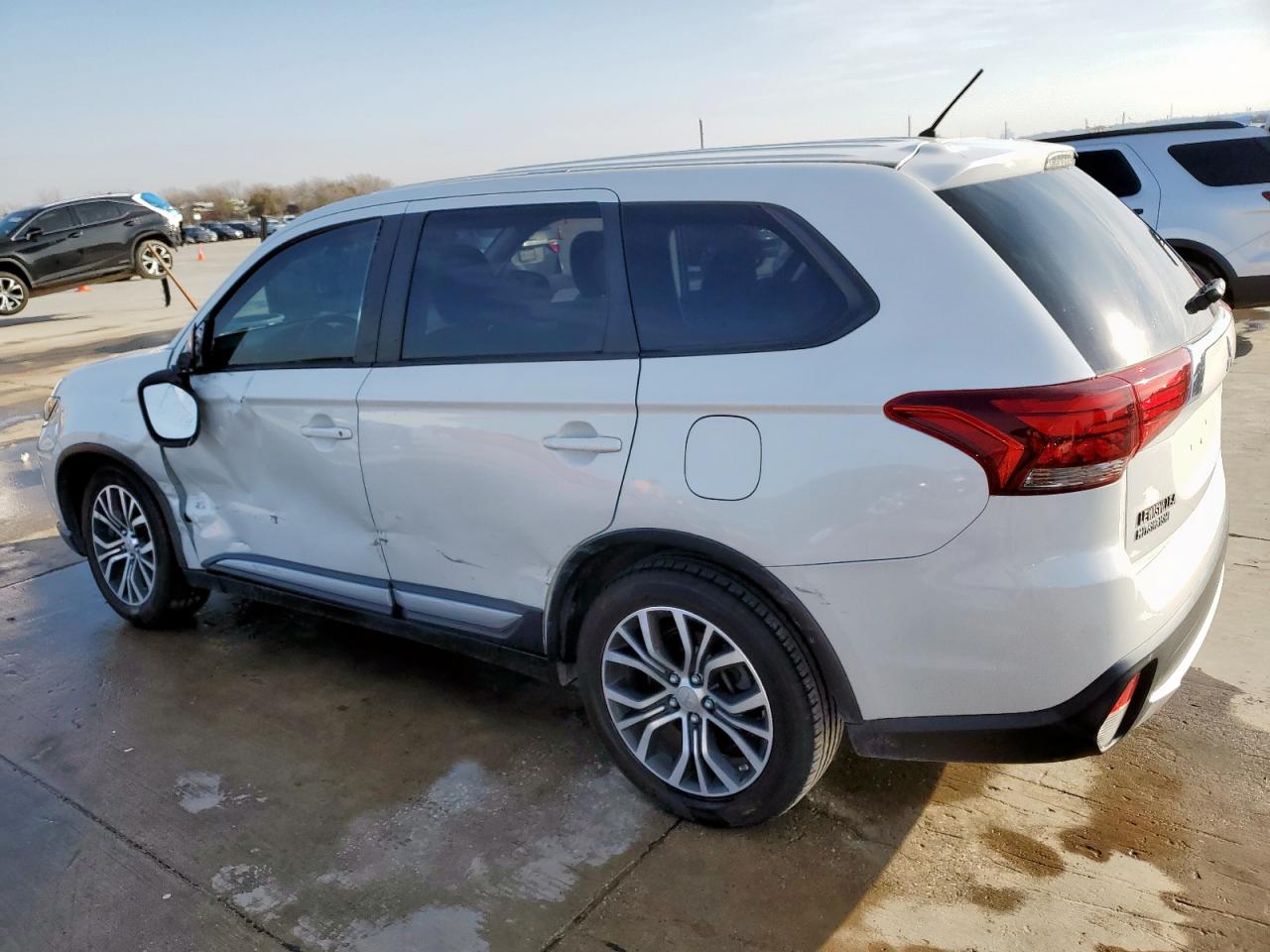 2016 Mitsubishi Outlander - Image 2