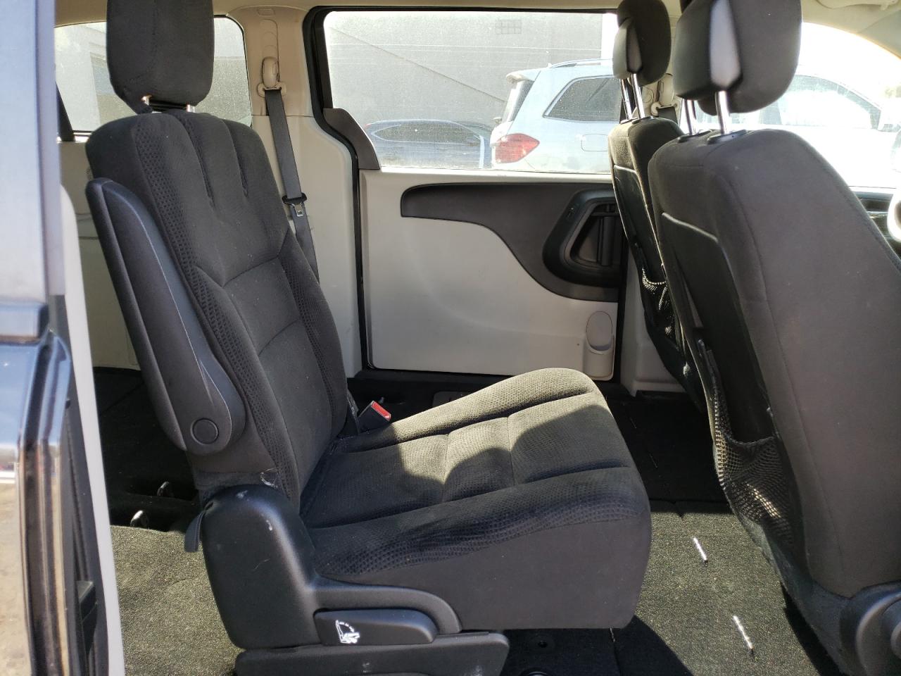 2016 Dodge Caravan - Image 11