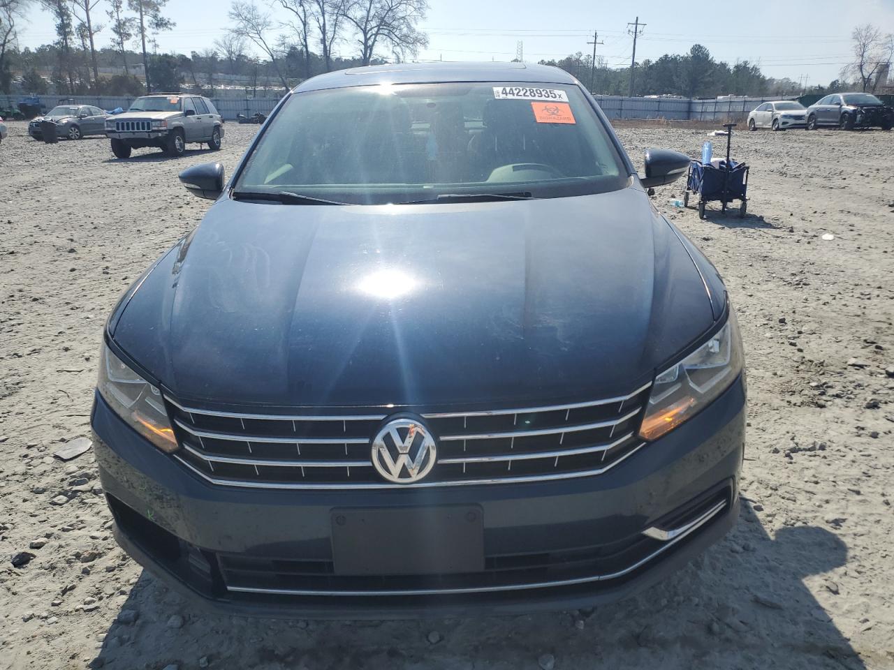 2019 Volkswagen Passat - Image 5