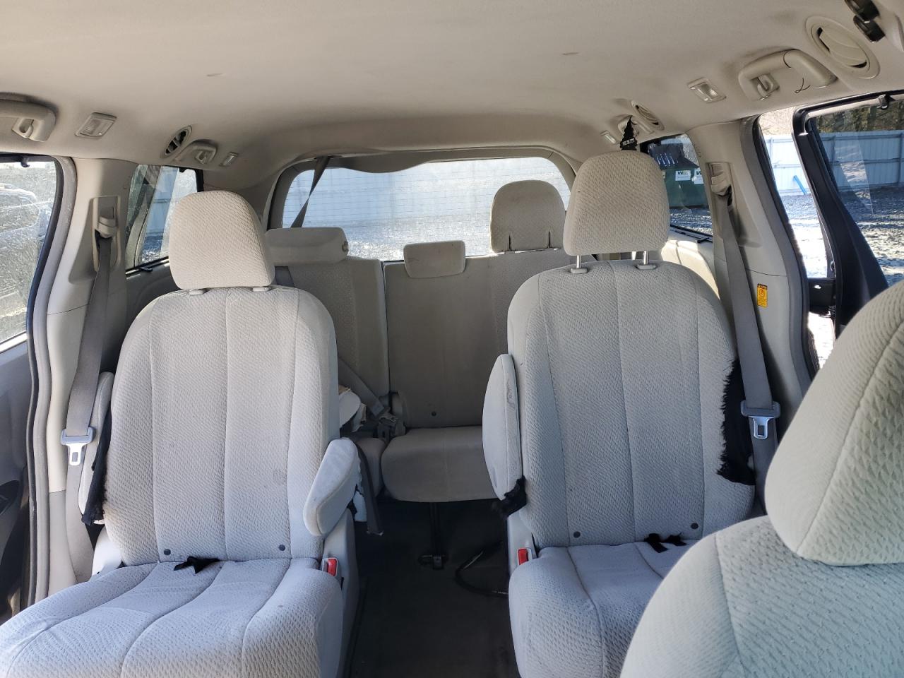 2011 Toyota Sienna - Image 10