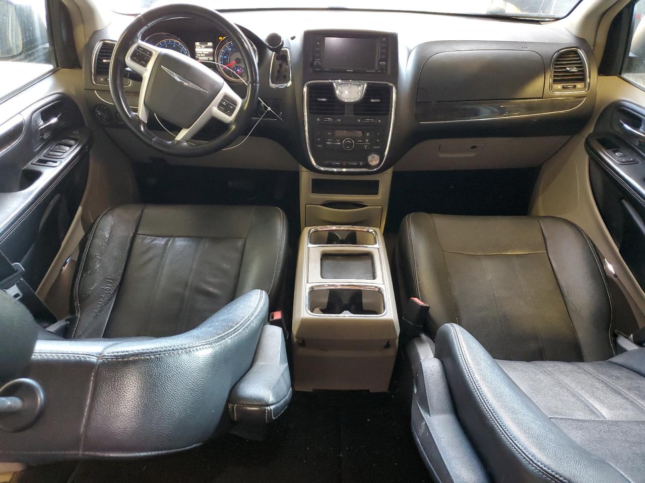 2016 Chrysler Town & Country - Image 8