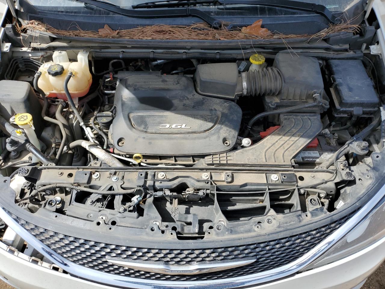 2017 Chrysler Pacifica - Image 12