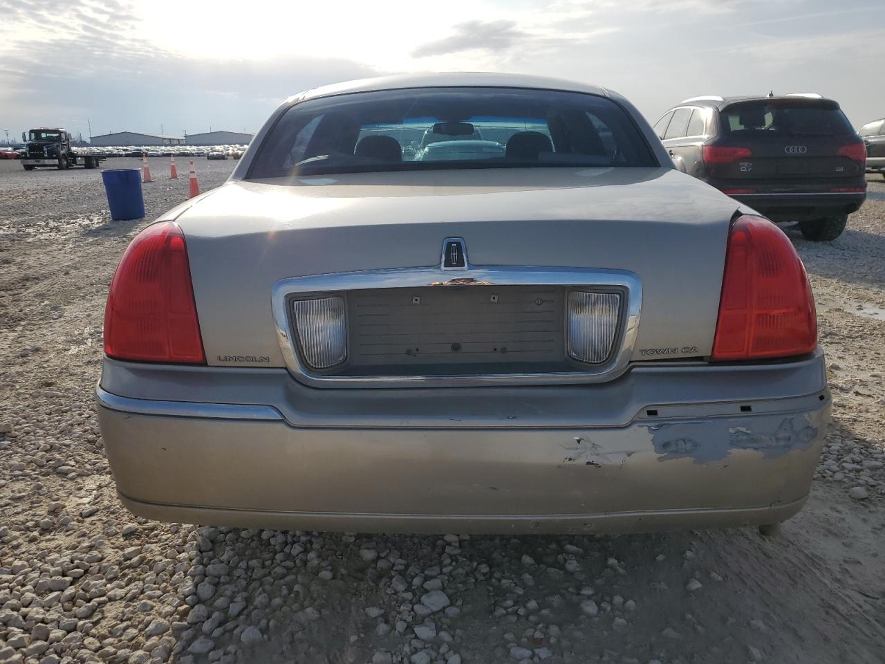 2010 Lincoln Town Car - Image 6
