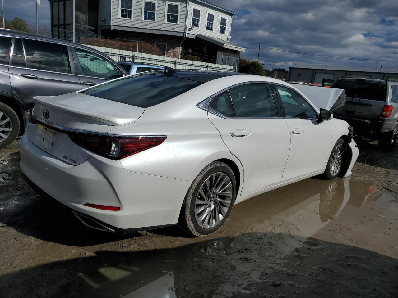 2023 Lexus ES - Image 3