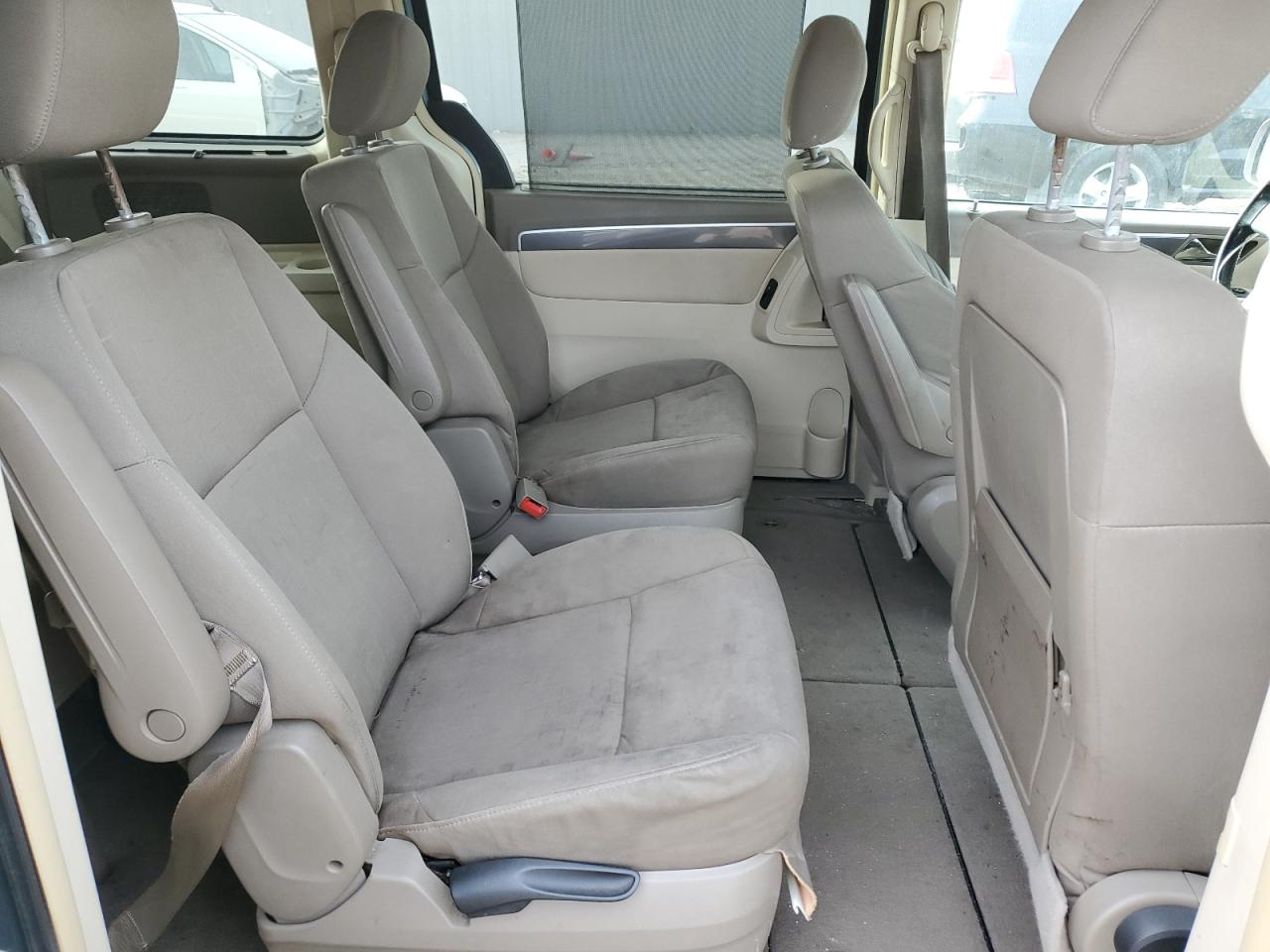 2009 Volkswagen Routan - Image 11