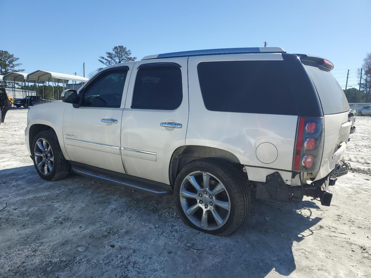 2014 GMC Yukon - Image 2