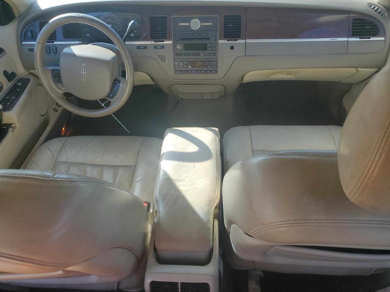 2005 Lincoln Town Car - Image 8