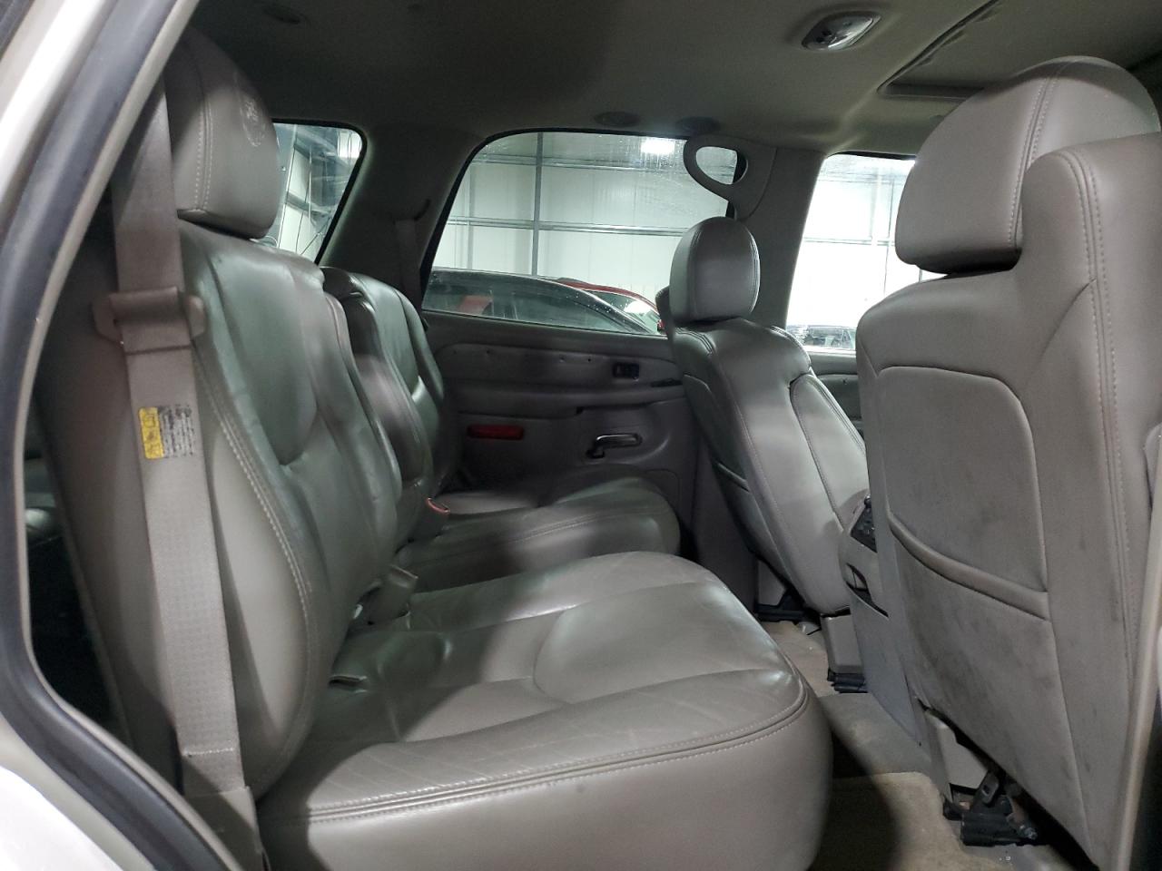 2005 Cadillac Escalade - Image 11