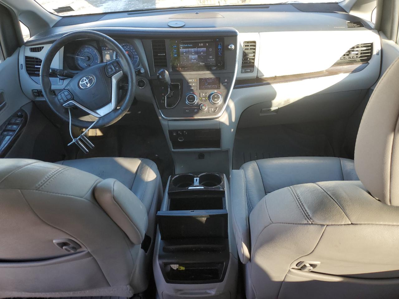 2017 Toyota Sienna - Image 8