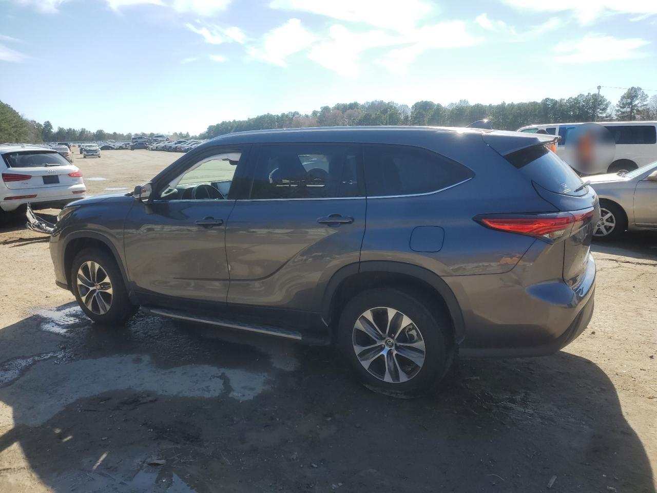 2021 Toyota Highlander - Image 2