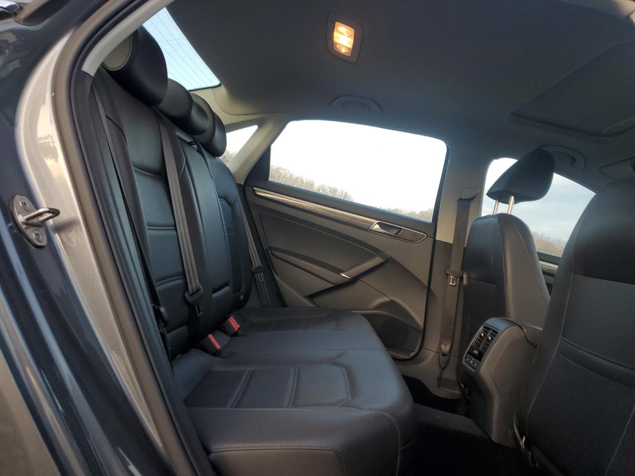 2018 Volkswagen Passat - Image 10