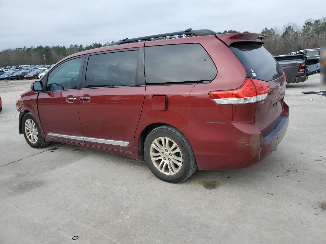 2014 Toyota Sienna - Image 2