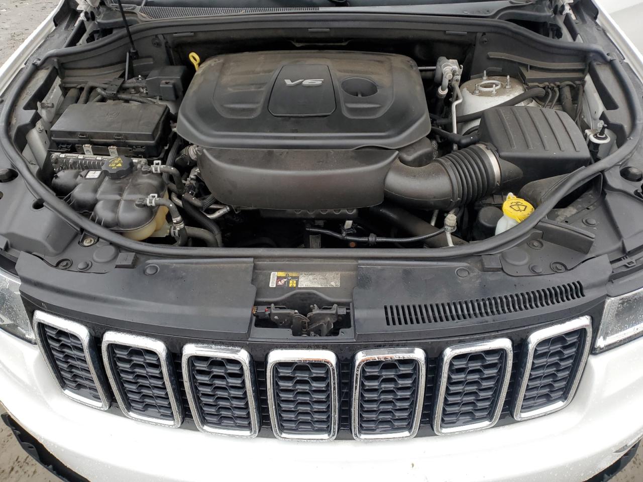 2017 Jeep Grand Cherokee - Image 12