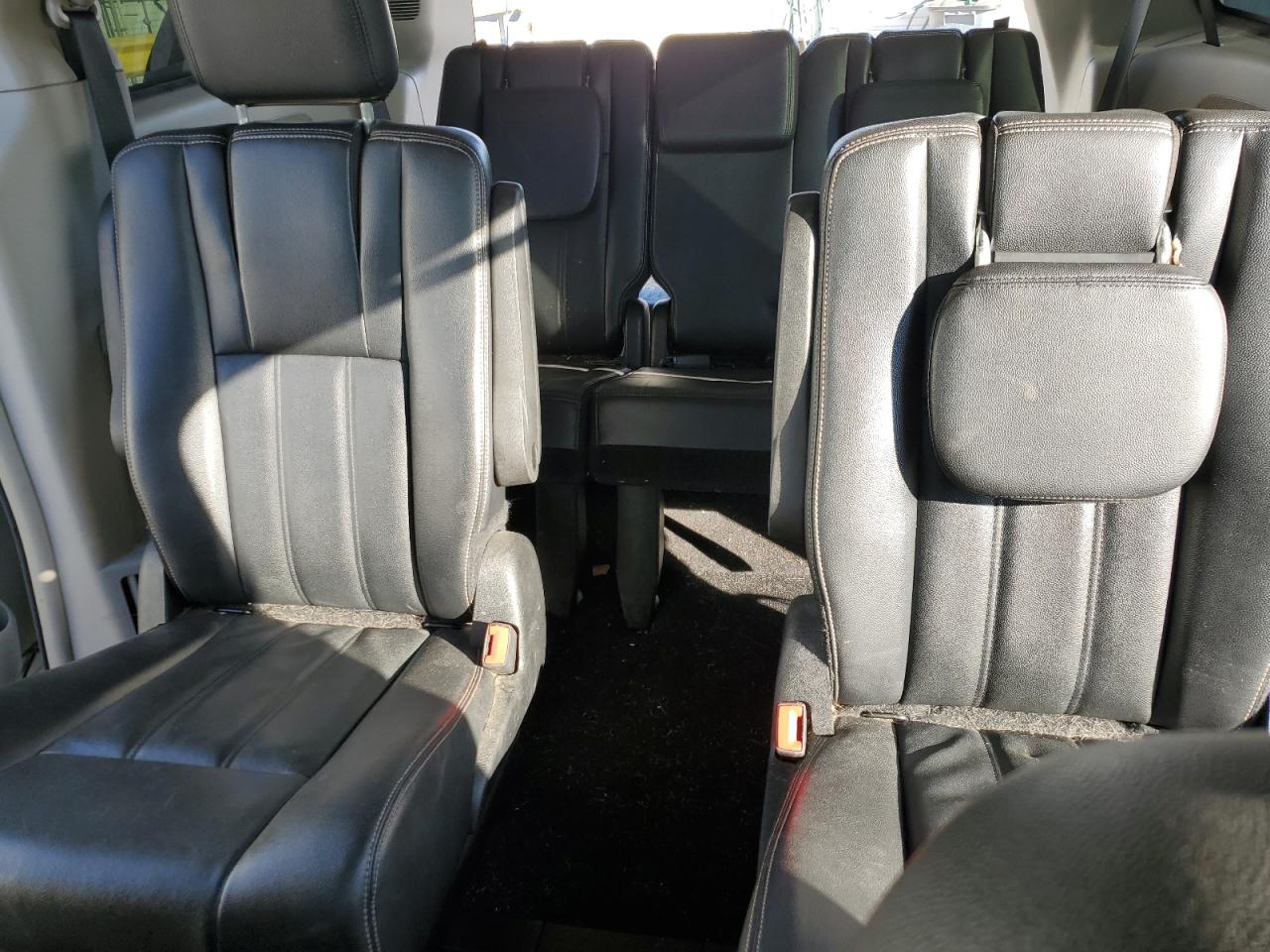 2015 Chrysler Town & Country - Image 10