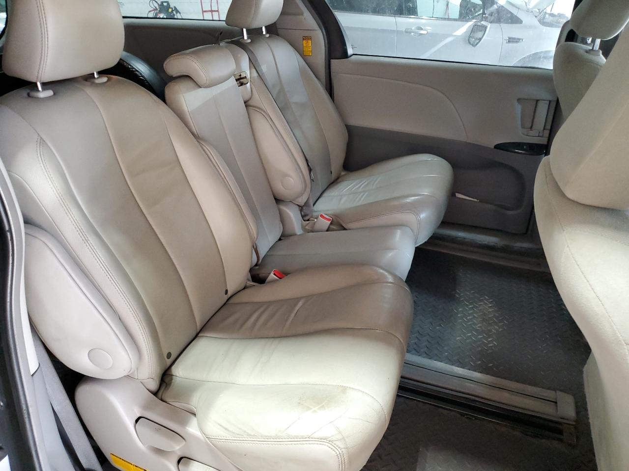 2014 Toyota Sienna - Image 11