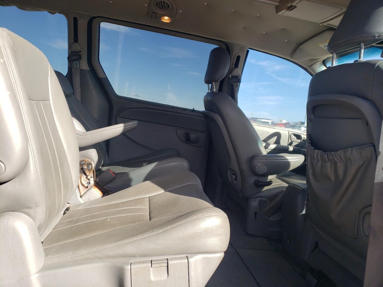 2007 Chrysler Town & Country - Image 11