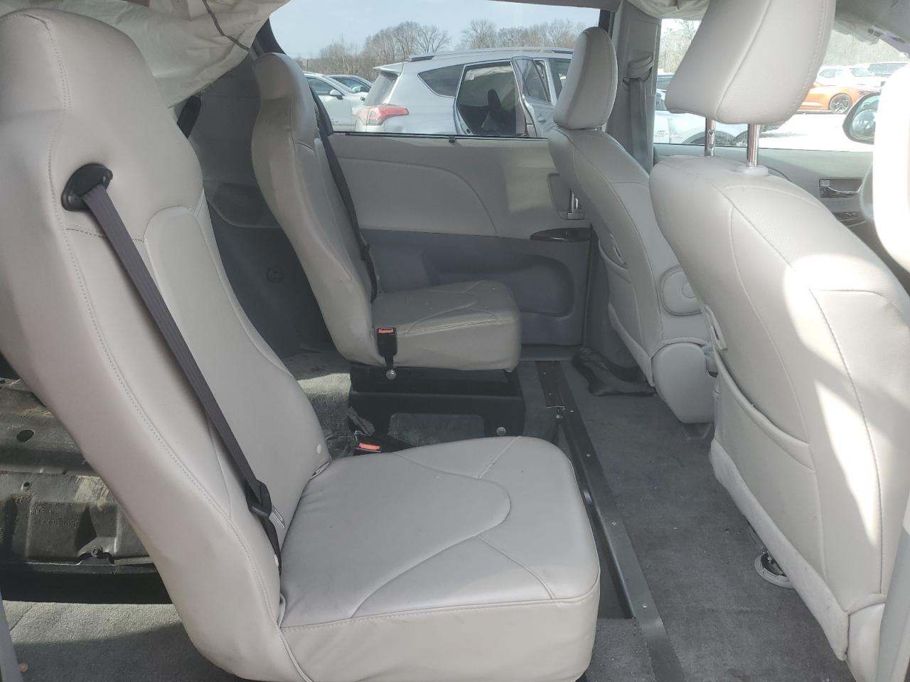 2012 Toyota Sienna - Image 12