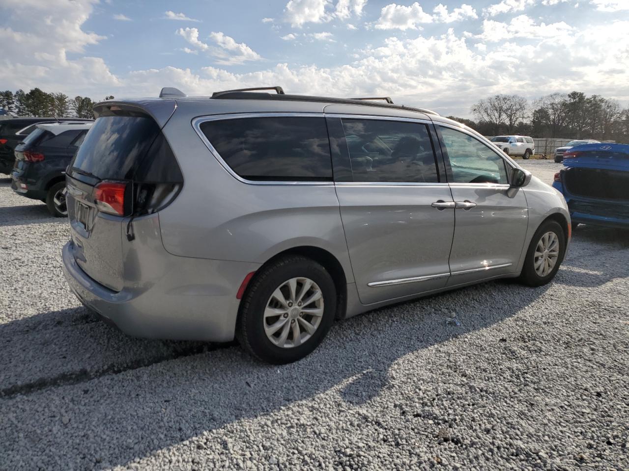 2017 Chrysler Pacifica - Image 3