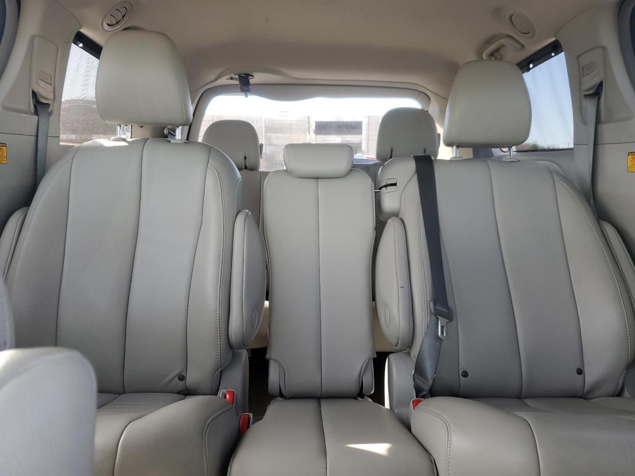 2013 Toyota Sienna - Image 10