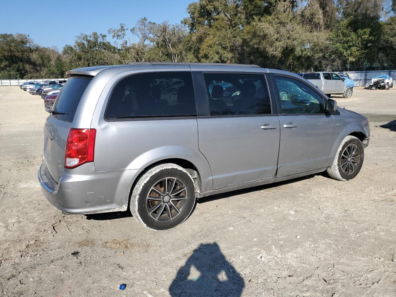 2019 Dodge Caravan - Image 3