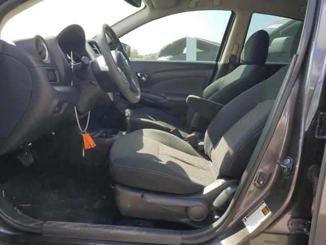 Sedans NISSAN VERSA 2015 Szary