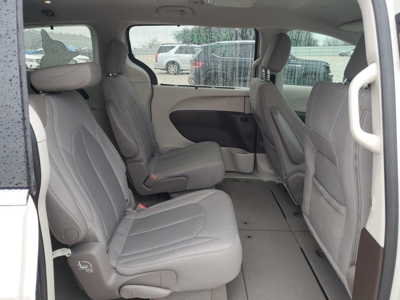 2017 Chrysler Pacifica - Image 11