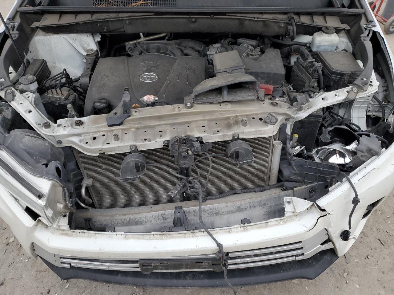 2019 Toyota Highlander - Image 12