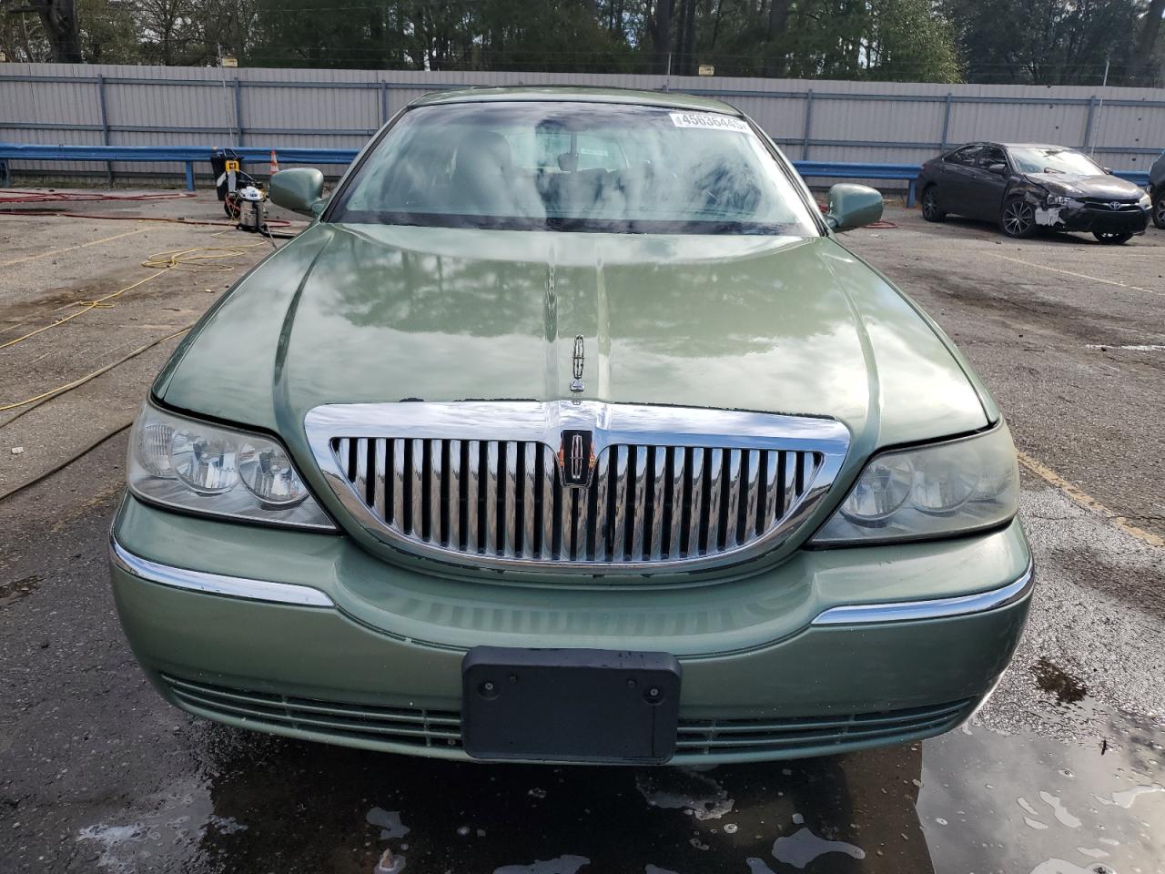 2007 Lincoln Town Car - Image 5