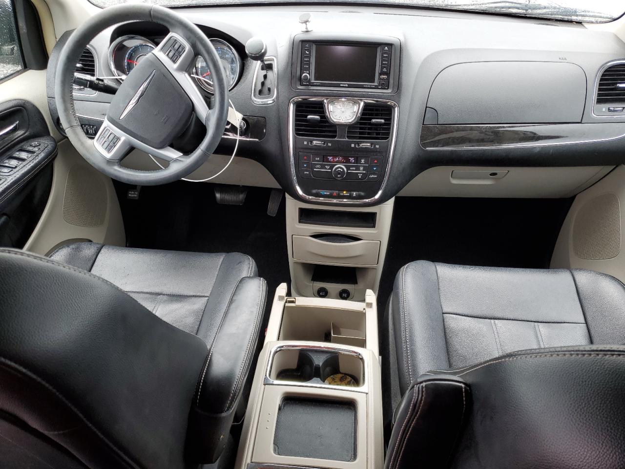 2014 Chrysler Town & Country - Image 8