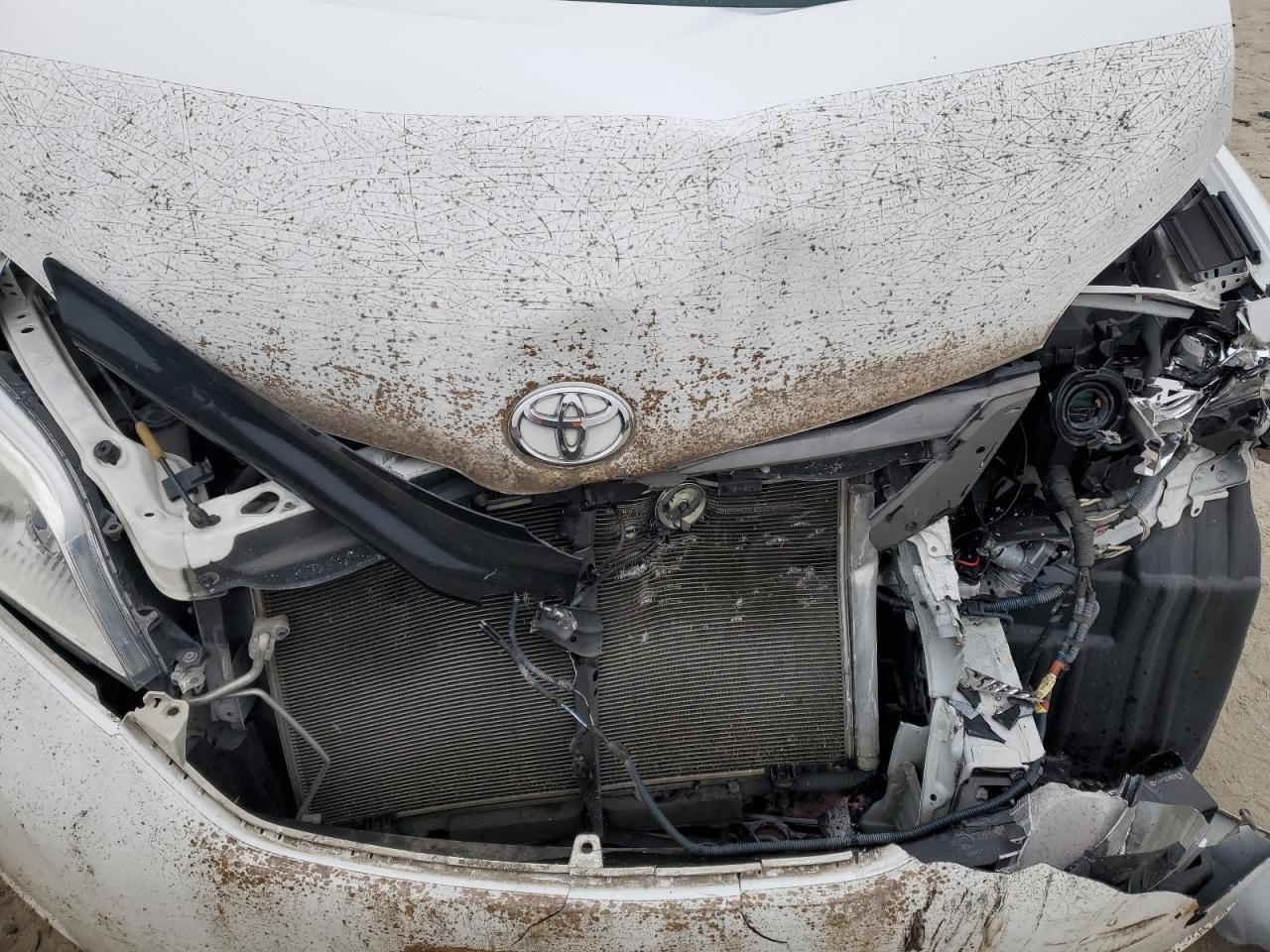 2011 Toyota Sienna - Image 12