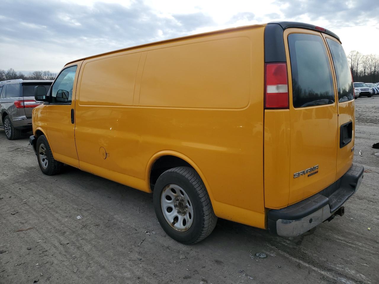 2013 GMC Savana - Image 2