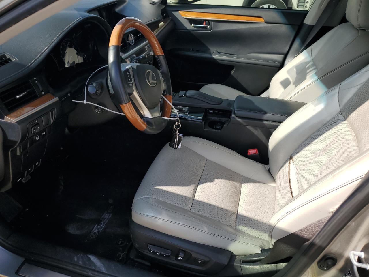 2015 Lexus ES - Image 7